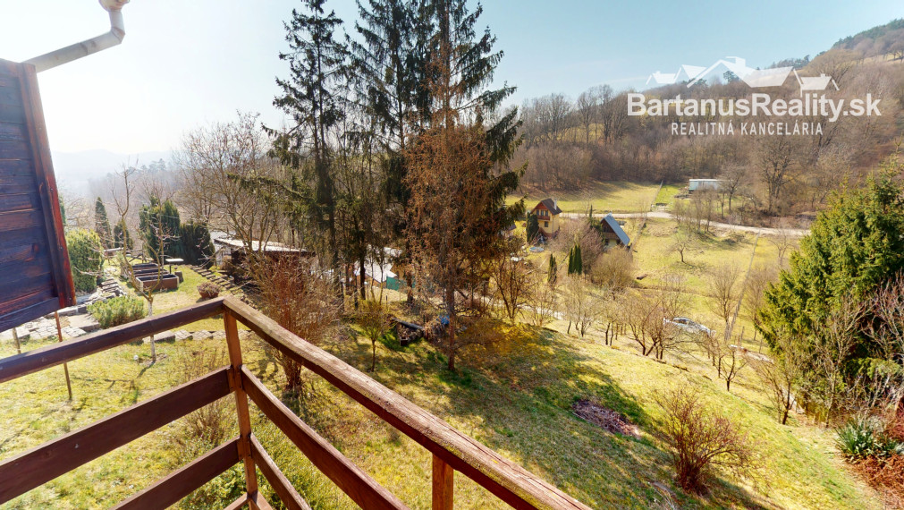 Ponúkame na predaj dvojpodlažnú chatu s podkrovím  v chatkovej oblasti Vršok v obci Horné Srnie