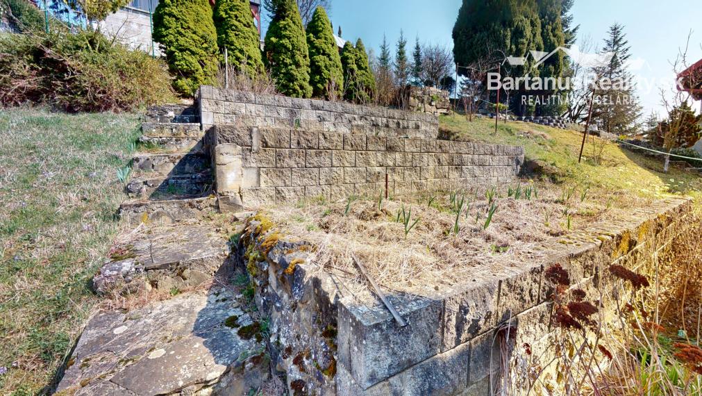 Ponúkame na predaj dvojpodlažnú chatu s podkrovím  v chatkovej oblasti Vršok v obci Horné Srnie