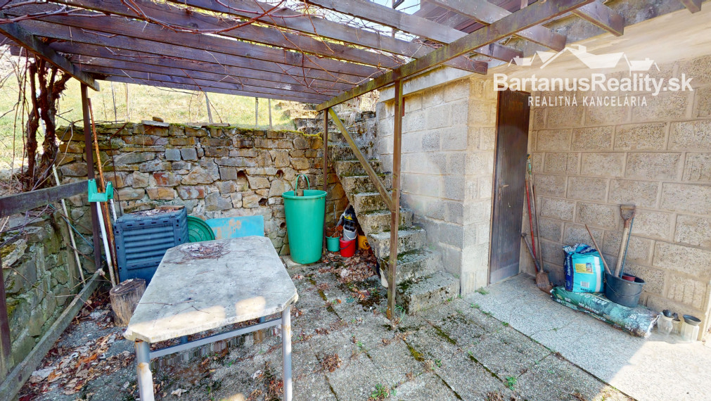 Ponúkame na predaj dvojpodlažnú chatu s podkrovím  v chatkovej oblasti Vršok v obci Horné Srnie