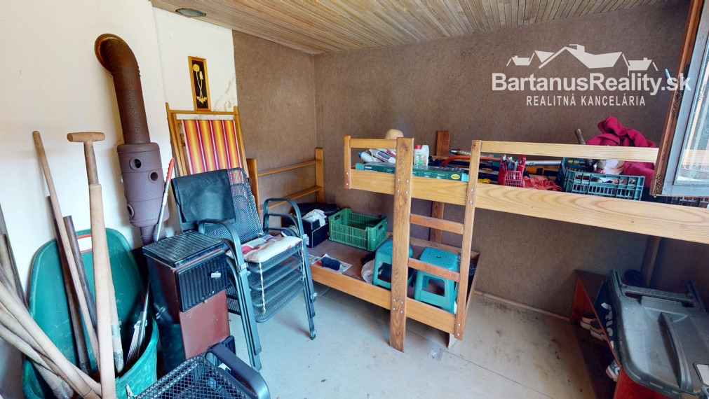 Ponúkame na predaj dvojpodlažnú chatu s podkrovím  v chatkovej oblasti Vršok v obci Horné Srnie