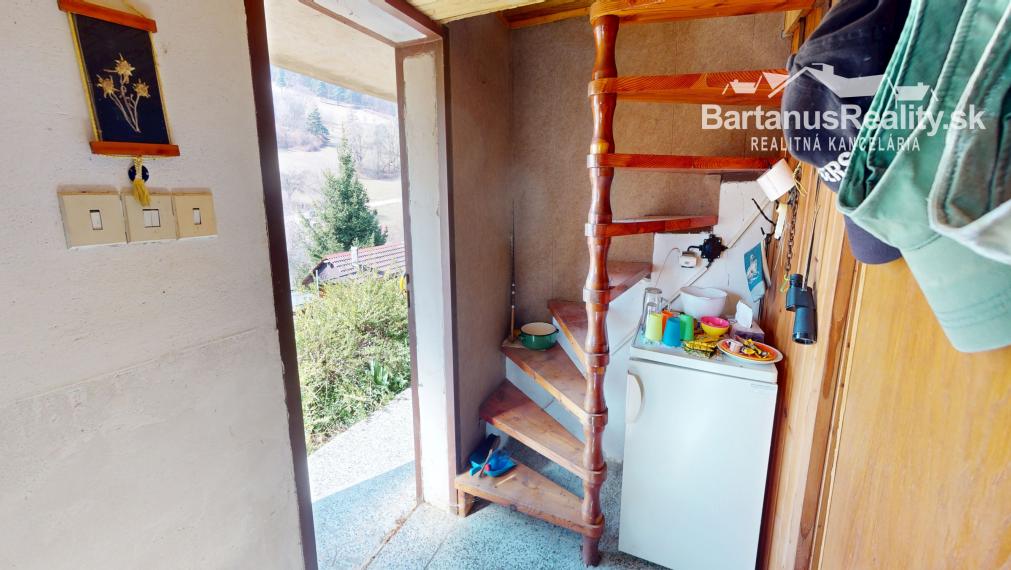 Ponúkame na predaj dvojpodlažnú chatu s podkrovím  v chatkovej oblasti Vršok v obci Horné Srnie