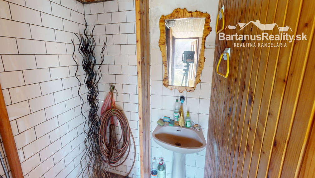 Ponúkame na predaj dvojpodlažnú chatu s podkrovím  v chatkovej oblasti Vršok v obci Horné Srnie