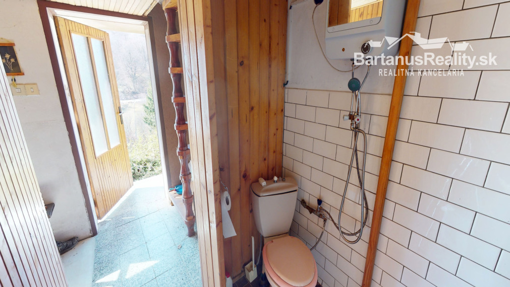 Ponúkame na predaj dvojpodlažnú chatu s podkrovím  v chatkovej oblasti Vršok v obci Horné Srnie