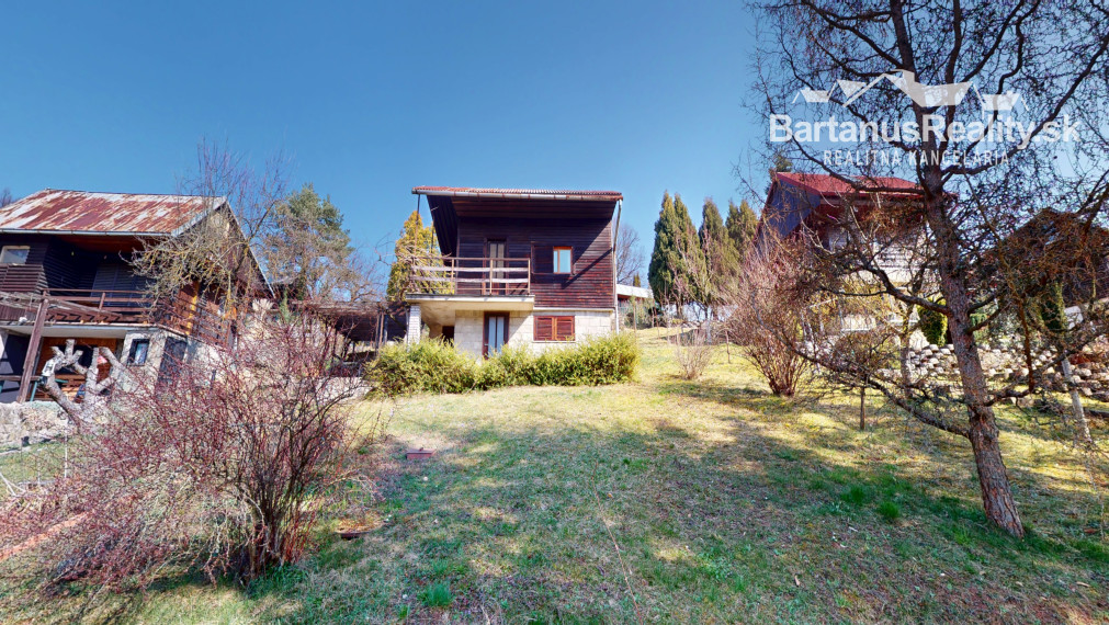 Ponúkame na predaj dvojpodlažnú chatu s podkrovím  v chatkovej oblasti Vršok v obci Horné Srnie