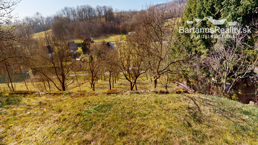 Ponúkame na predaj dvojpodlažnú chatu s podkrovím  v chatkovej oblasti Vršok v obci Horné Srnie