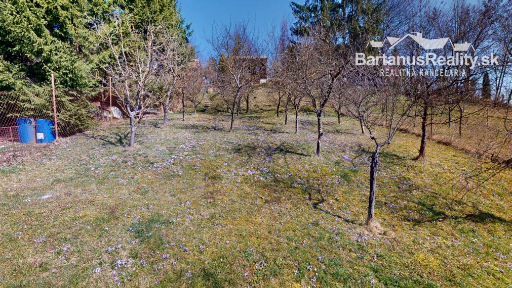 Ponúkame na predaj dvojpodlažnú chatu s podkrovím  v chatkovej oblasti Vršok v obci Horné Srnie