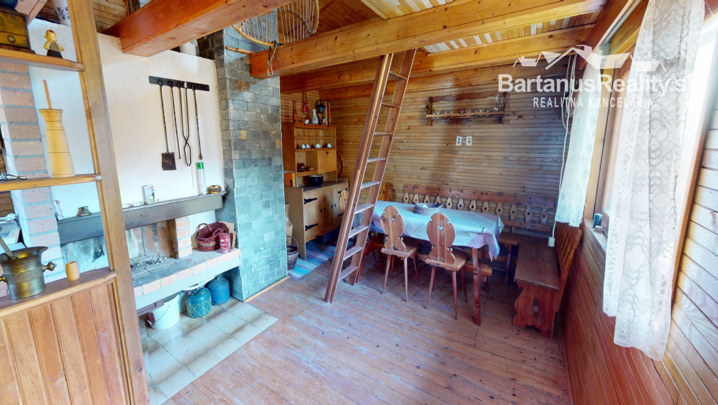 Ponúkame na predaj dvojpodlažnú chatu s podkrovím  v chatkovej oblasti Vršok v obci Horné Srnie