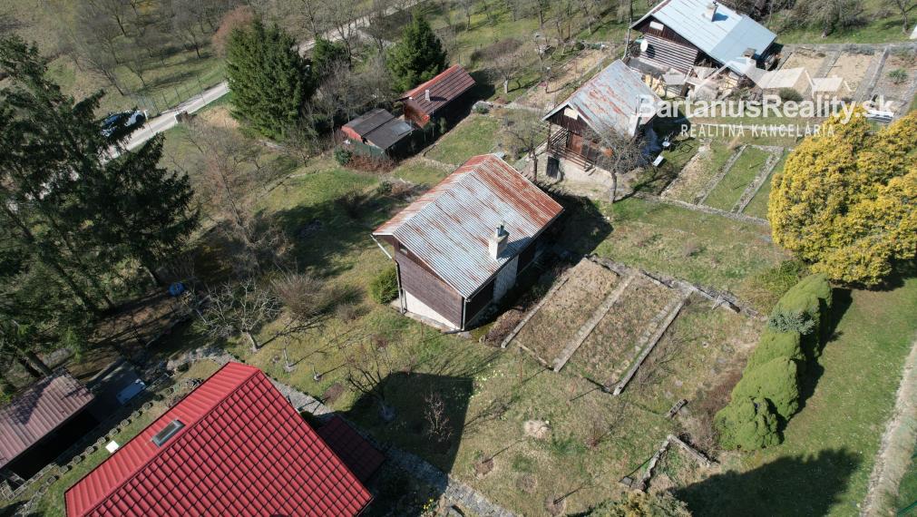 Ponúkame na predaj dvojpodlažnú chatu s podkrovím  v chatkovej oblasti Vršok v obci Horné Srnie