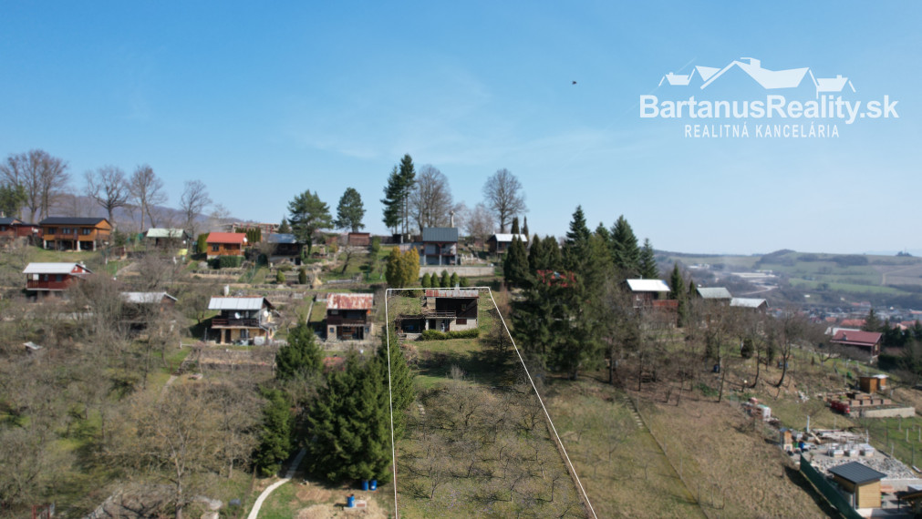 Ponúkame na predaj dvojpodlažnú chatu s podkrovím  v chatkovej oblasti Vršok v obci Horné Srnie