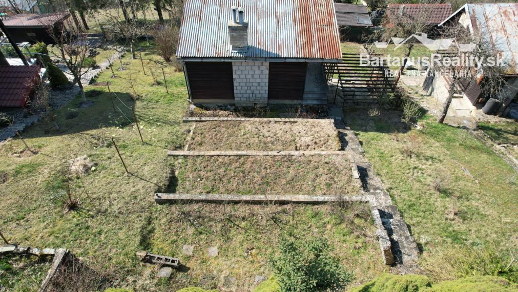 Ponúkame na predaj dvojpodlažnú chatu s podkrovím  v chatkovej oblasti Vršok v obci Horné Srnie