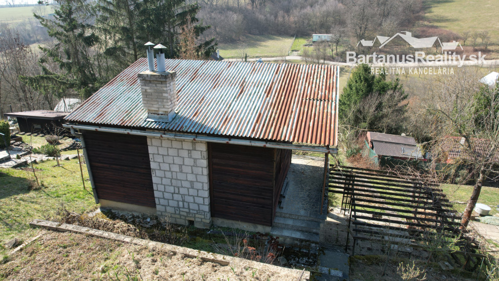 Ponúkame na predaj dvojpodlažnú chatu s podkrovím  v chatkovej oblasti Vršok v obci Horné Srnie