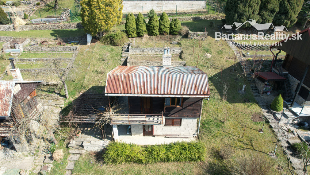 Ponúkame na predaj dvojpodlažnú chatu s podkrovím  v chatkovej oblasti Vršok v obci Horné Srnie