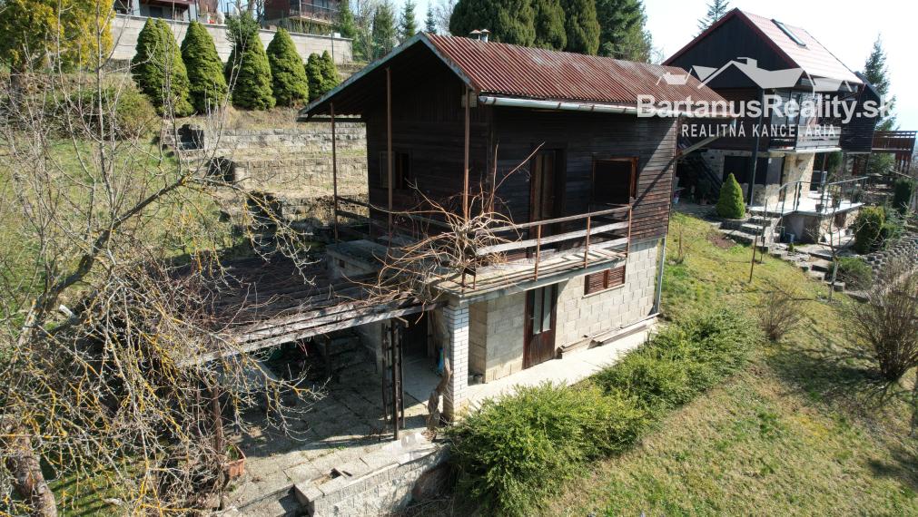 Ponúkame na predaj dvojpodlažnú chatu s podkrovím  v chatkovej oblasti Vršok v obci Horné Srnie