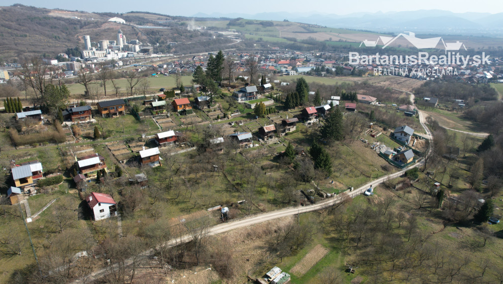 Ponúkame na predaj dvojpodlažnú chatu s podkrovím  v chatkovej oblasti Vršok v obci Horné Srnie