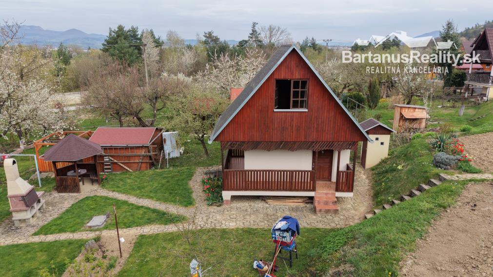 Ponúkame na predaj podpivničenú chatu so záhradou v Dubnici nad Váhom, časť Blížne doliny (chobot).