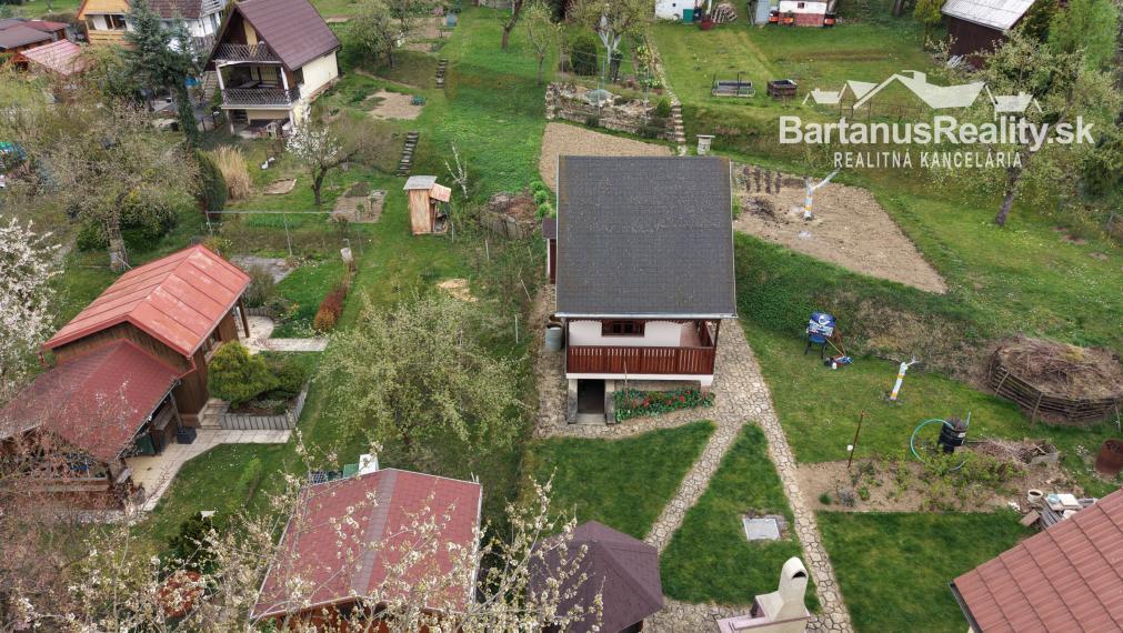 Ponúkame na predaj podpivničenú chatu so záhradou v Dubnici nad Váhom, časť Blížne doliny (chobot).