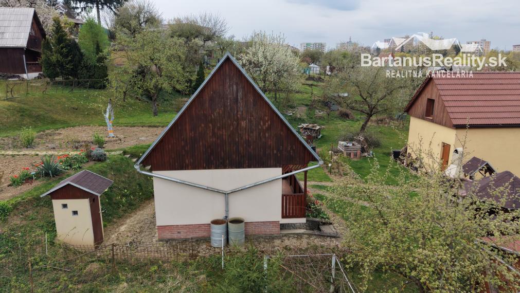Ponúkame na predaj podpivničenú chatu so záhradou v Dubnici nad Váhom, časť Blížne doliny (chobot).