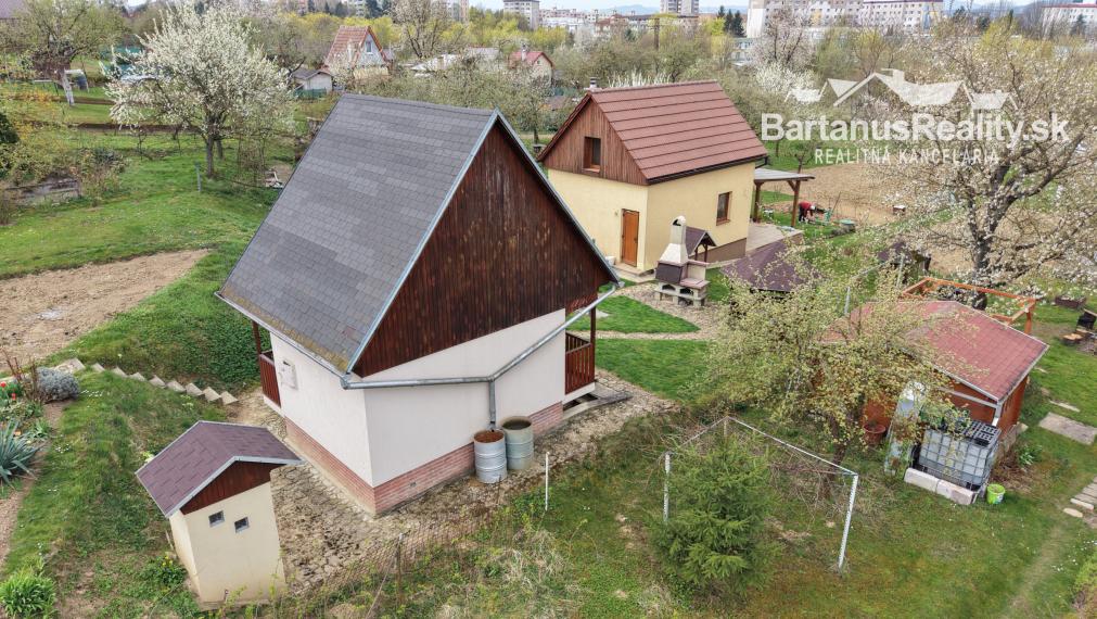 Ponúkame na predaj podpivničenú chatu so záhradou v Dubnici nad Váhom, časť Blížne doliny (chobot).