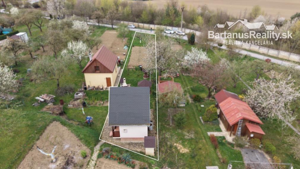 Ponúkame na predaj podpivničenú chatu so záhradou v Dubnici nad Váhom, časť Blížne doliny (chobot).