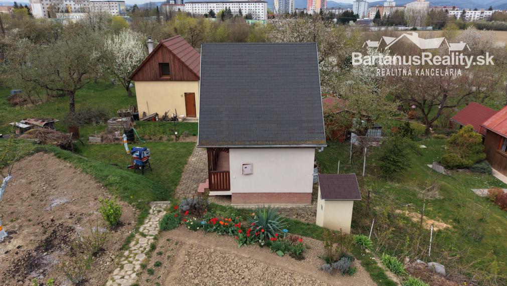 Ponúkame na predaj podpivničenú chatu so záhradou v Dubnici nad Váhom, časť Blížne doliny (chobot).