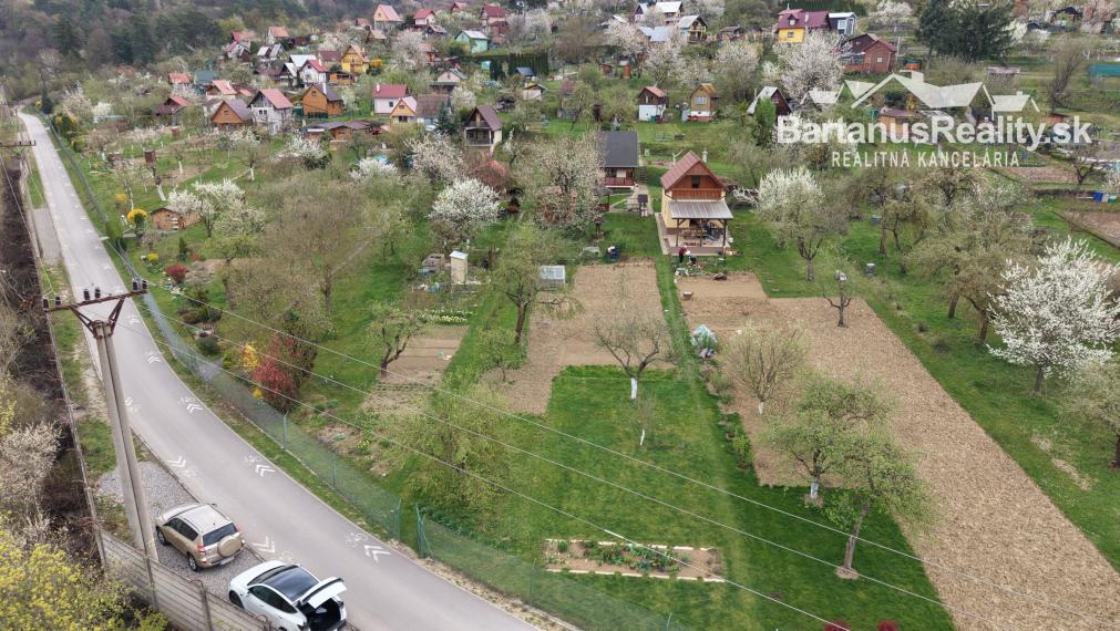 Ponúkame na predaj podpivničenú chatu so záhradou v Dubnici nad Váhom, časť Blížne doliny (chobot).