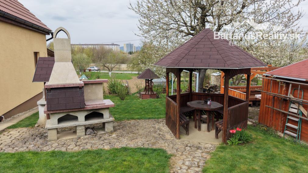 Ponúkame na predaj podpivničenú chatu so záhradou v Dubnici nad Váhom, časť Blížne doliny (chobot).