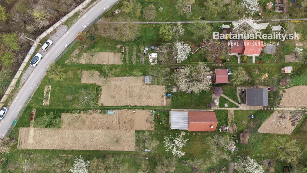 Ponúkame na predaj podpivničenú chatu so záhradou v Dubnici nad Váhom, časť Blížne doliny (chobot).