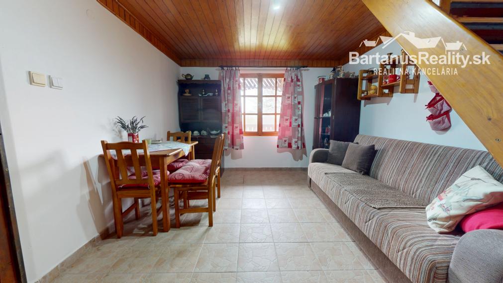Ponúkame na predaj podpivničenú chatu so záhradou v Dubnici nad Váhom, časť Blížne doliny (chobot).