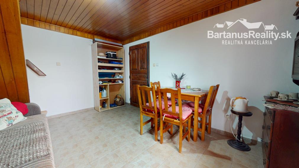 Ponúkame na predaj podpivničenú chatu so záhradou v Dubnici nad Váhom, časť Blížne doliny (chobot).