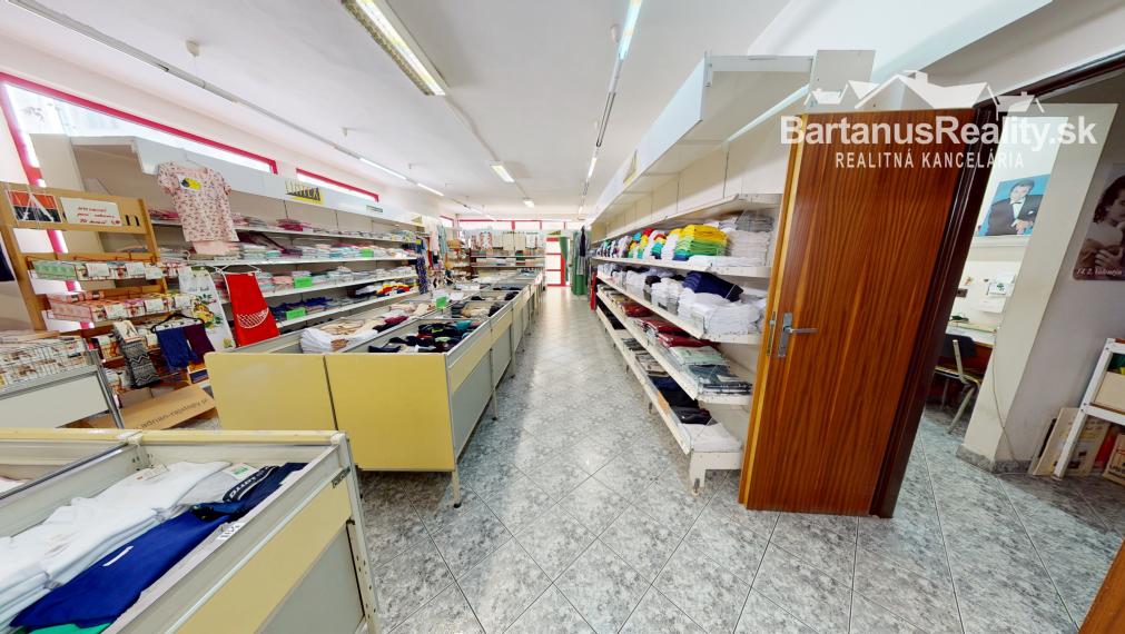 Na prenájom obchodný priestor v centre Trenčína, na prízemí Polyfunkčnej budovy na ul. Vajanského 7 o rozlohe 145 m2.