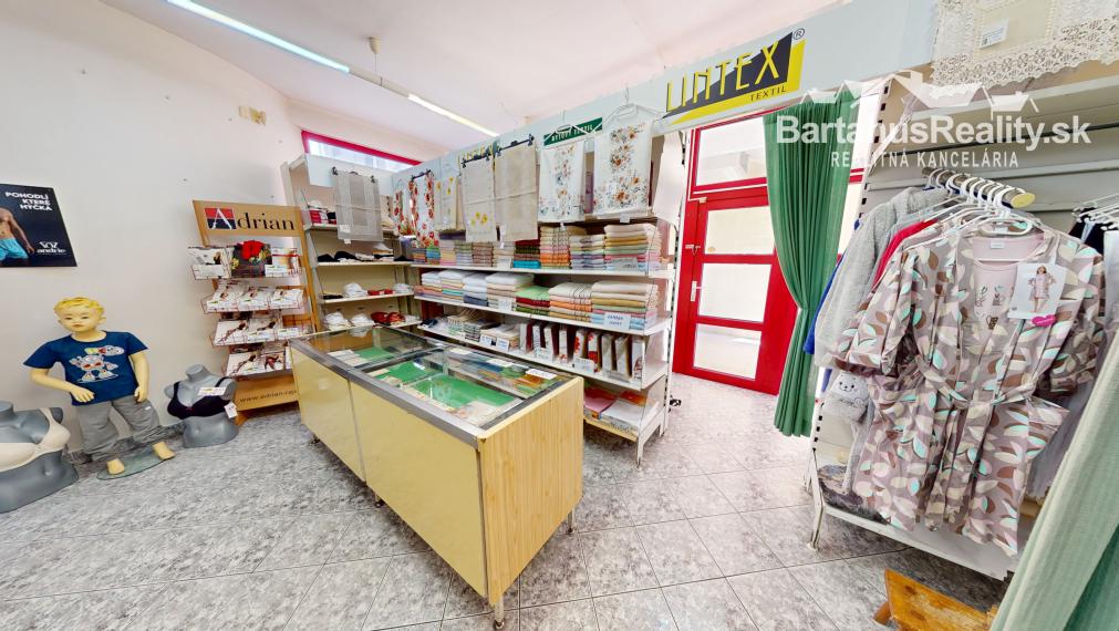 Na prenájom obchodný priestor v centre Trenčína, na prízemí Polyfunkčnej budovy na ul. Vajanského 7 o rozlohe 145 m2.