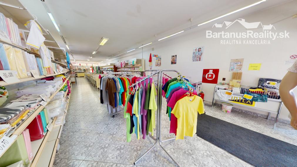 Na prenájom obchodný priestor v centre Trenčína, na prízemí Polyfunkčnej budovy na ul. Vajanského 7 o rozlohe 145 m2.