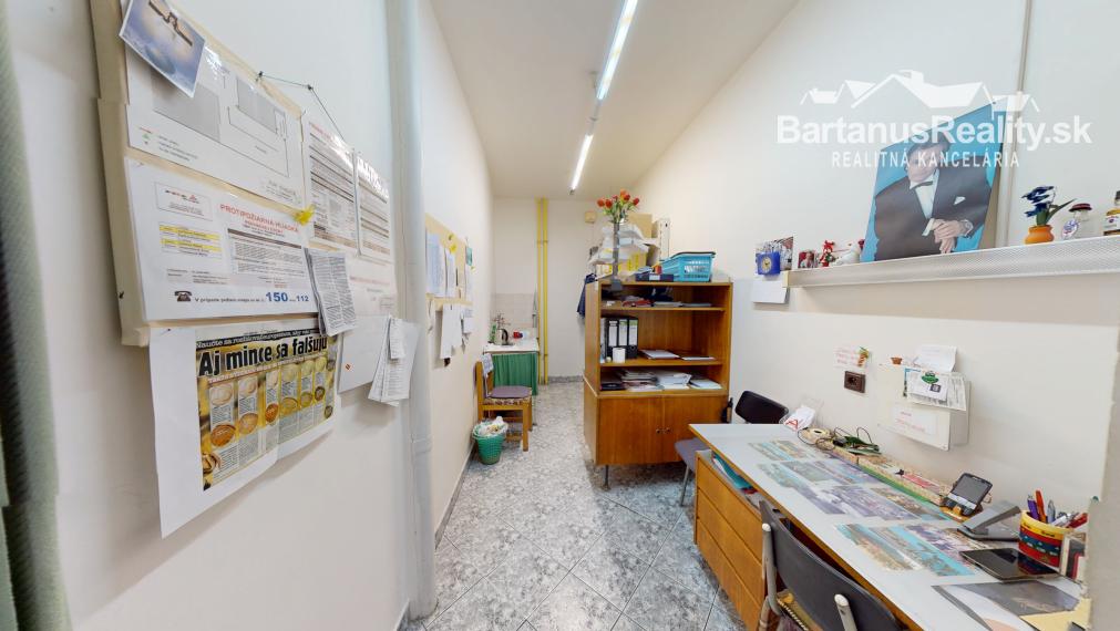 Na prenájom obchodný priestor v centre Trenčína, na prízemí Polyfunkčnej budovy na ul. Vajanského 7 o rozlohe 145 m2.