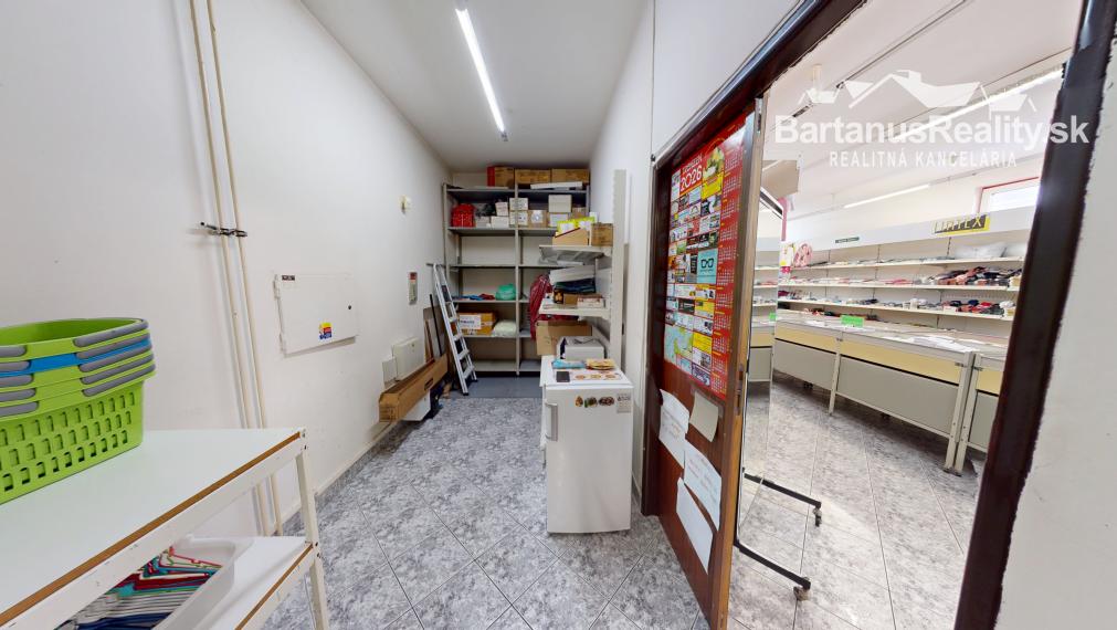 Na prenájom obchodný priestor v centre Trenčína, na prízemí Polyfunkčnej budovy na ul. Vajanského 7 o rozlohe 145 m2.