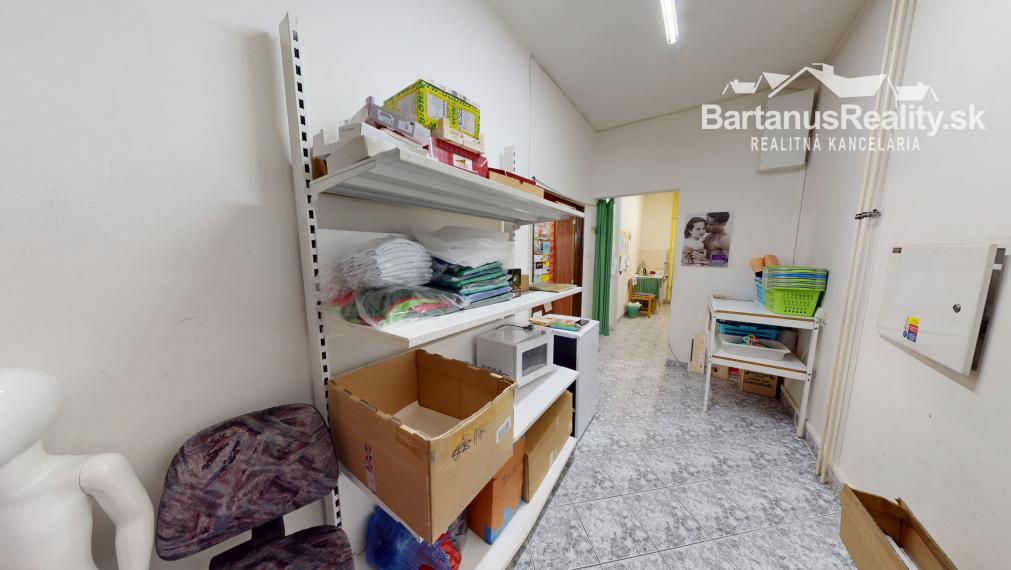 Na prenájom obchodný priestor v centre Trenčína, na prízemí Polyfunkčnej budovy na ul. Vajanského 7 o rozlohe 145 m2.