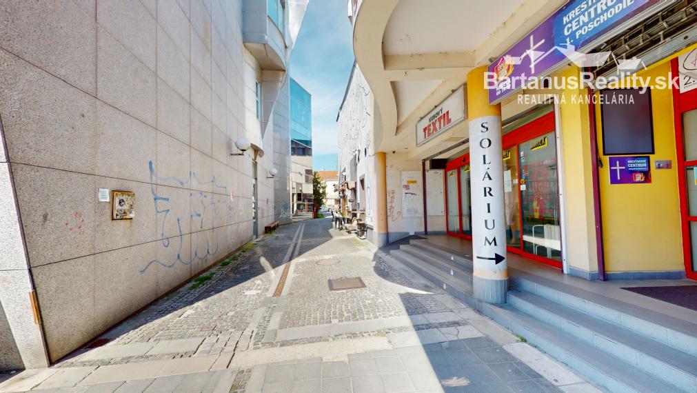 Na prenájom obchodný priestor v centre Trenčína, na prízemí Polyfunkčnej budovy na ul. Vajanského 7 o rozlohe 145 m2.