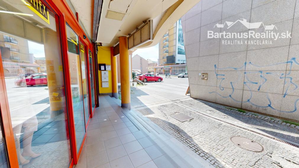 Na prenájom obchodný priestor v centre Trenčína, na prízemí Polyfunkčnej budovy na ul. Vajanského 7 o rozlohe 145 m2.