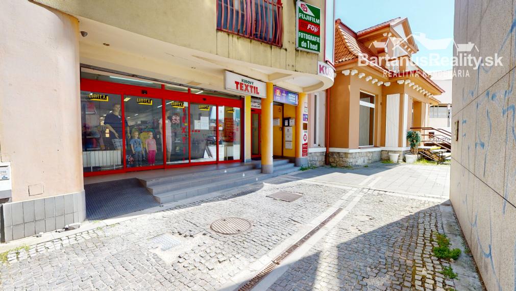 Na prenájom obchodný priestor v centre Trenčína, na prízemí Polyfunkčnej budovy na ul. Vajanského 7 o rozlohe 145 m2.