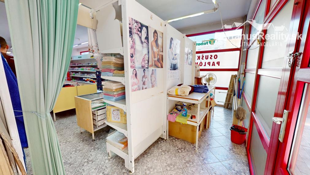 Na prenájom obchodný priestor v centre Trenčína, na prízemí Polyfunkčnej budovy na ul. Vajanského 7 o rozlohe 145 m2.