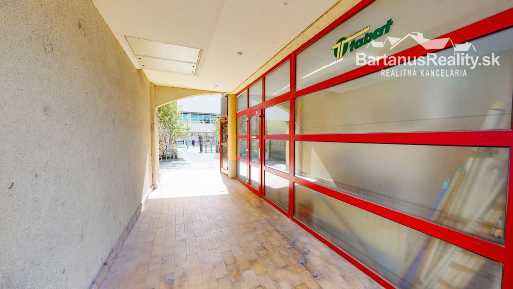 Na prenájom obchodný priestor v centre Trenčína, na prízemí Polyfunkčnej budovy na ul. Vajanského 7 o rozlohe 145 m2.