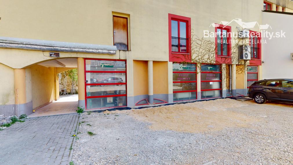 Na prenájom obchodný priestor v centre Trenčína, na prízemí Polyfunkčnej budovy na ul. Vajanského 7 o rozlohe 145 m2.
