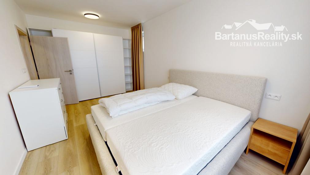 Na prenájom luxusný 4 izbový rodinný dom v Trenčíne, Stark residence, Prístavná ulica.