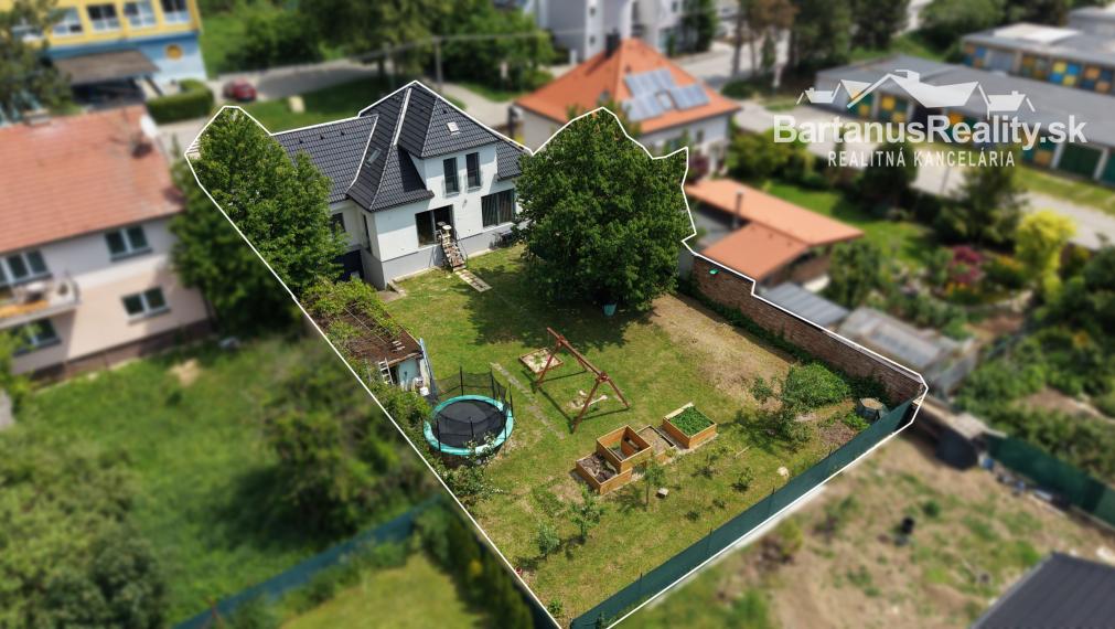 Na predaj zrekonštruovaný rodinný dom v super lokalite v Trenčíne, Bezručova ulica.