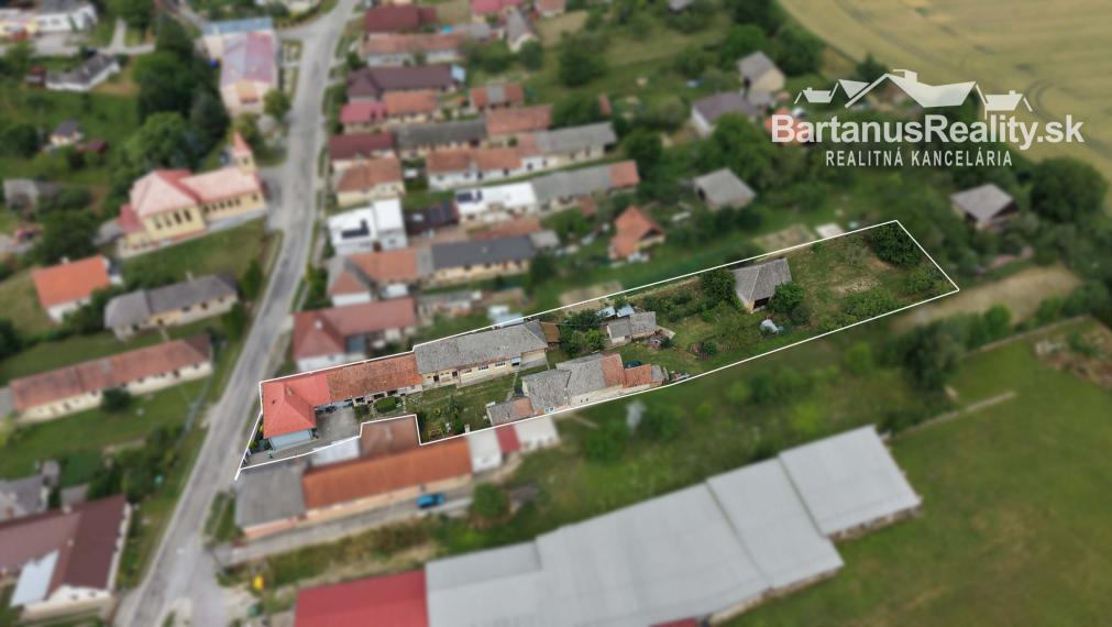 Ponúkame na predaj dva rodinné domy v obci Veľká Hradná pri Bánovciach nad Bebravou.
