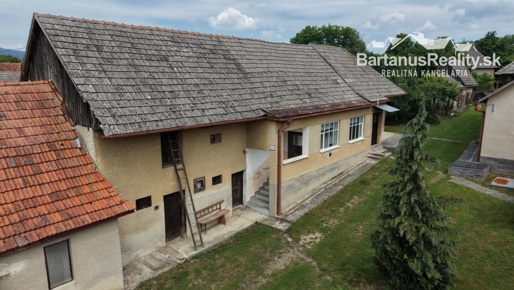 Ponúkame na predaj dva rodinné domy v obci Veľká Hradná pri Bánovciach nad Bebravou.