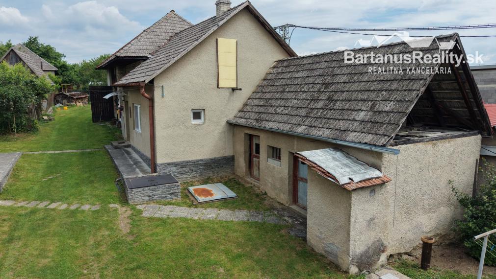 Ponúkame na predaj dva rodinné domy v obci Veľká Hradná pri Bánovciach nad Bebravou.