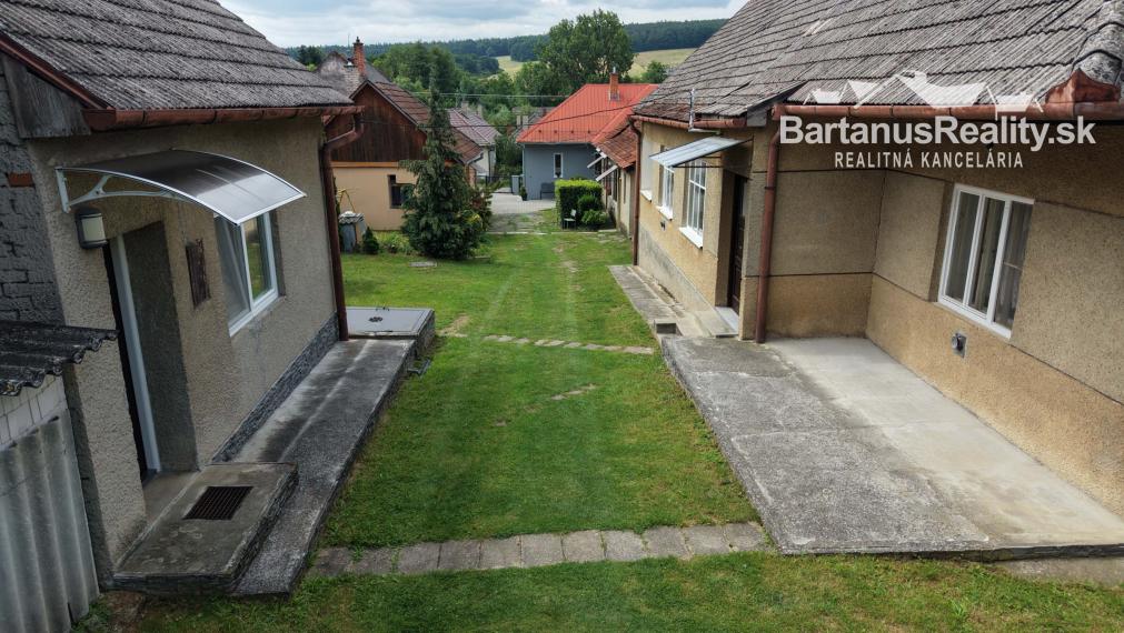Ponúkame na predaj dva rodinné domy v obci Veľká Hradná pri Bánovciach nad Bebravou.