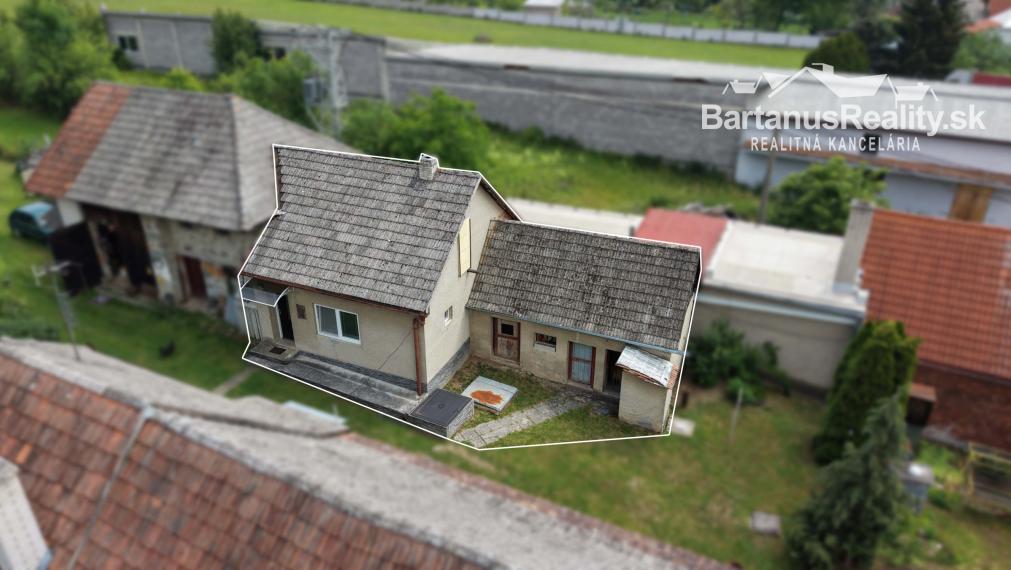 Ponúkame na predaj dva rodinné domy v obci Veľká Hradná pri Bánovciach nad Bebravou.