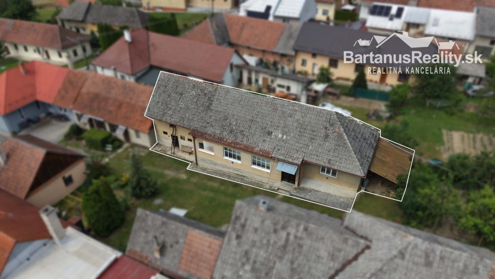 Ponúkame na predaj dva rodinné domy v obci Veľká Hradná pri Bánovciach nad Bebravou.