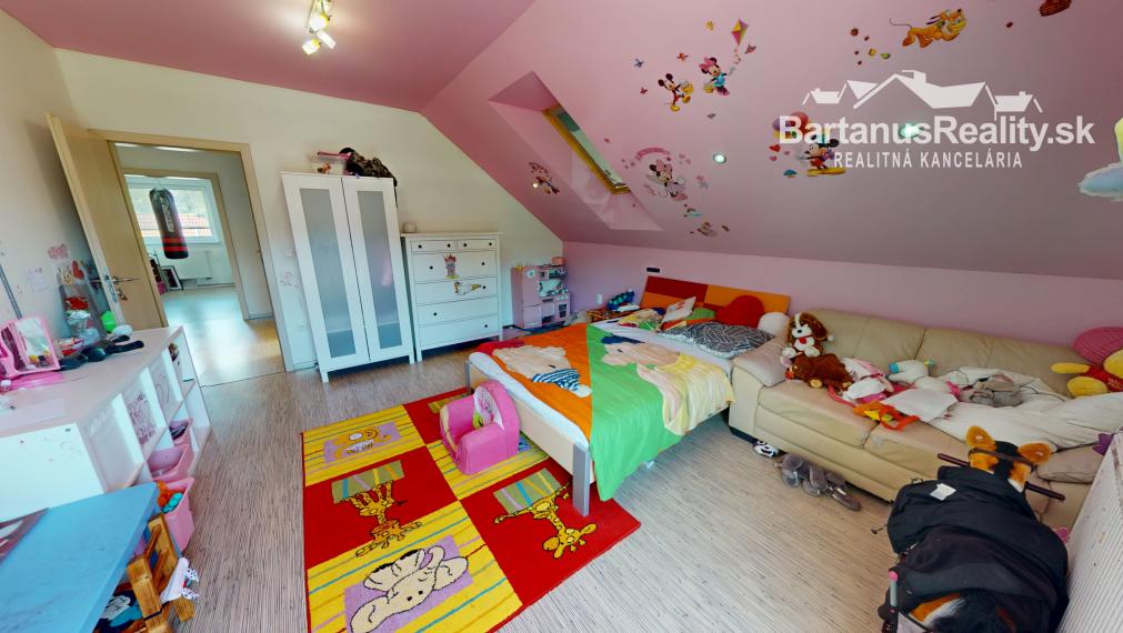 Na predaj rozmerný, čiastočne prerobený 6 izbový rodinný dom v obci Mníchova Lehota pri Trenčíne.